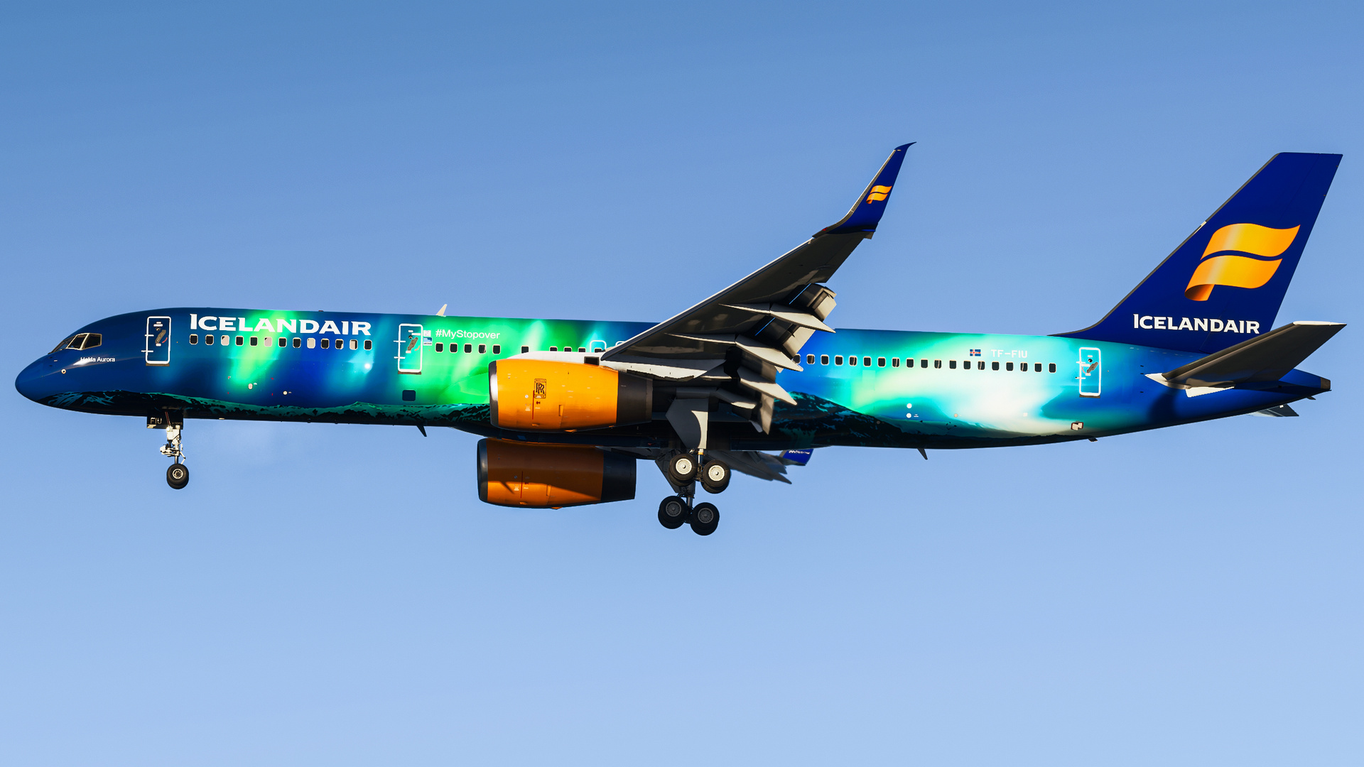 BlueBird 757-200 Landing at BIKF
